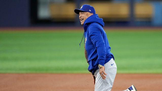 '반칙 하다 꽈당' 김혜성·로버츠 뜬금 달리기 대결 왜?…