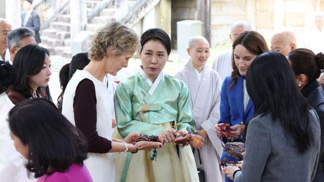 불국사 찾은 APEC 정상 배우자들…김혜경 여사 “인류 공존의 길로 나아가길”