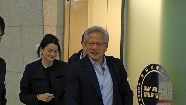 젠슨 황, 1박 2일 간 방한 마치고 영국 출국…컵라면 챙겨