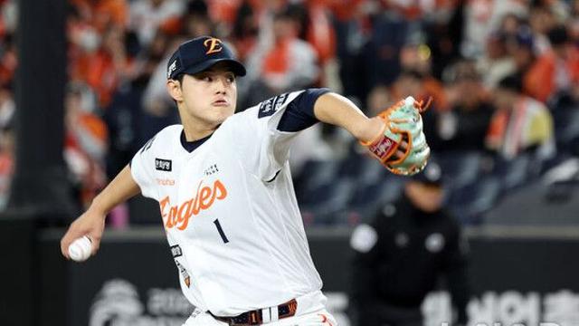 설욕 노리던 한화 문동주, 5차전 1이닝 1실점 후 조기 강판[KS]