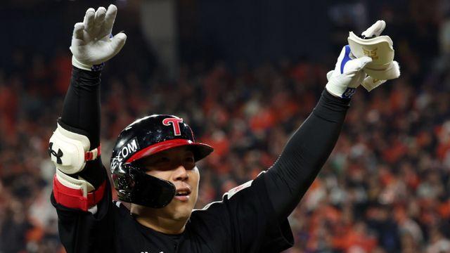 LG 우승 청부사 김현수, 데뷔 20년 만에 첫 한국시리즈 MVP 영예…톨허스트 제치고 압도적 득표