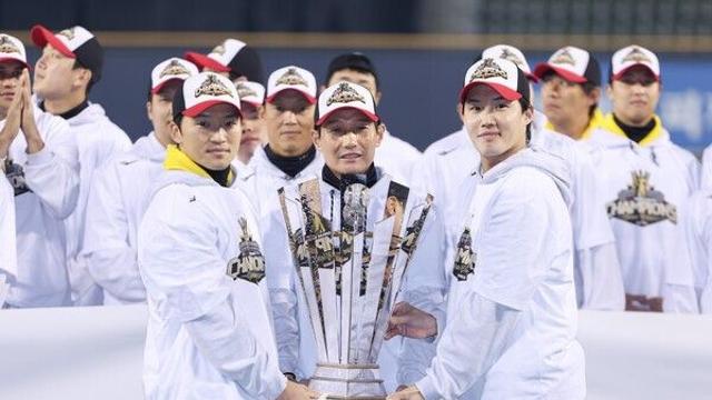 ‘한국시리즈 우승’ LG, 안방 복귀 후 세리머니 축포...‘22,000명 관중 입장’