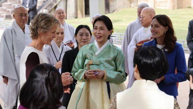 김혜경 여사, APEC서 연일 한복 뽐내기…韓 전통문화 소개