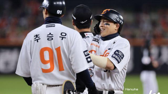 결국 '무관(無冠)' 벗어나지 못한 손아섭, 한화와 동행 이어질까