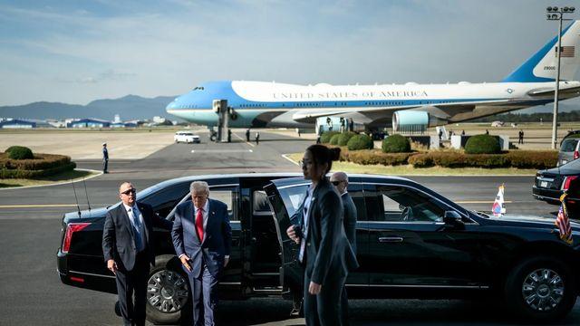 트럼프가 내민 종이 보고 시진핑 파안대소…백악관 공개 사진