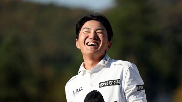 옥태훈, '렉서스 마스터즈' 3R 공동 선두...