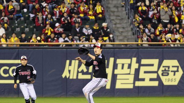 포수 김현수-치리노스, 유격수 임찬규 호수비...2만 2000명이 웃었다