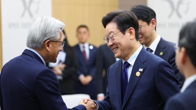 [이주의 여론조사] 李대통령 지지율 2주째 상승...'외교' 긍정적 영향
