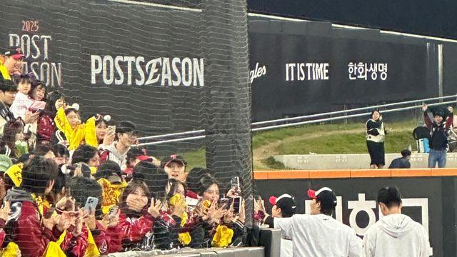 박해민-임찬규는 왜 그물망을 사이에 두고 우승 하이파이브를 했나, 감동의 팬서비스