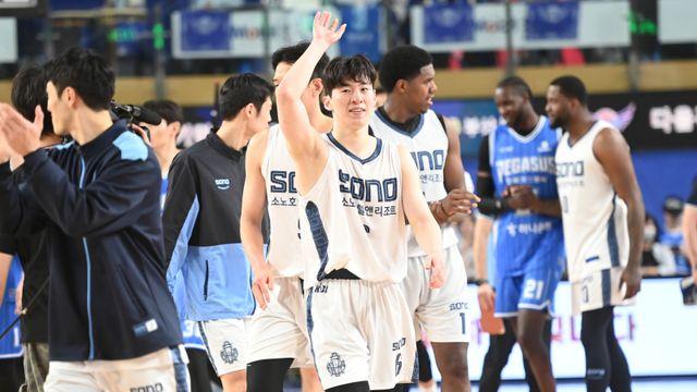 소노, '디펜딩 챔피언' LG 꺾고 4연패 탈출…삼성은 100점 고지→KCC 이기고 '3연승'