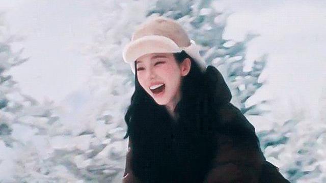 눈썰매 타고 신난 카리나.