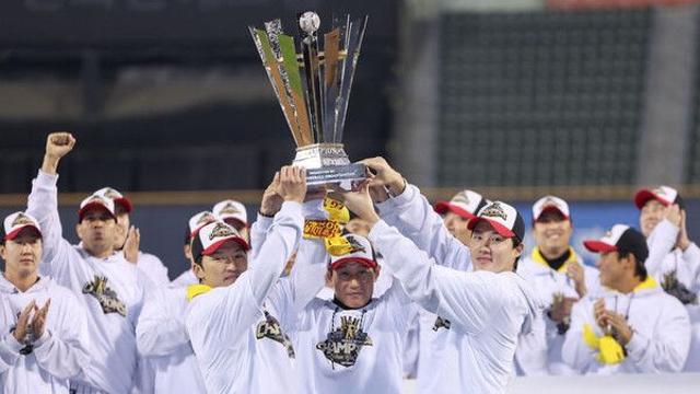 '기쁨 함께 나누자' 챔피언 LG 우승 행사에 '구름 관중'…이색 경기도 펼쳐