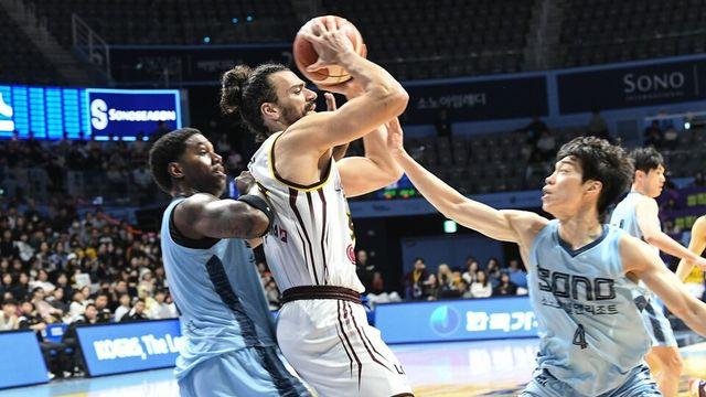 프로농구 '우승 후보' LG·KCC 나란히 패배… DB는 3연승 질주