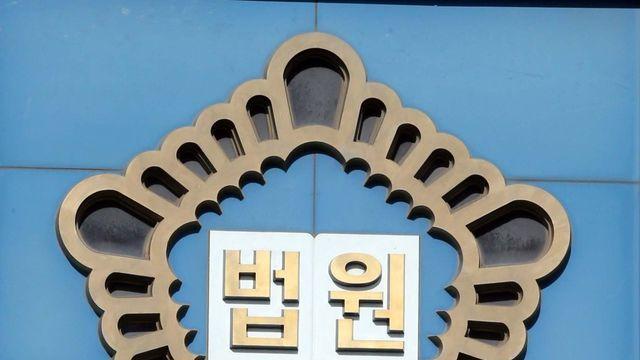 술취해 도끼 들고 거리 활보하며 공원 벤치 부순 50대 남성 집유