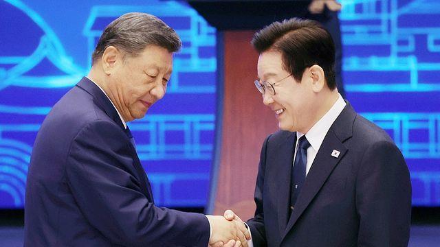 '샤오미폰' 등 선물한 시진핑…이재명 대통령 “통신보안은 되나, 감사하다 셰셰”