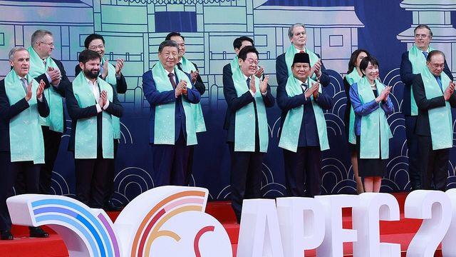 [경주APEC] 1박 2일 본회의 마무리…정상들 '옥빛 목도리' 두르고 '찰칵'(종합)