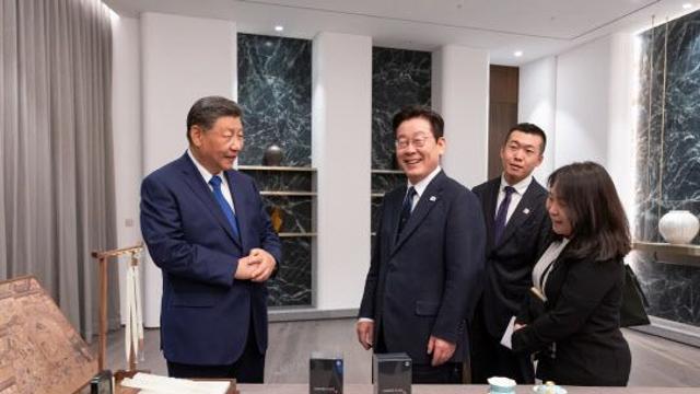 '샤오미폰' 화면은 '한국산'…시진핑 선물 의미는