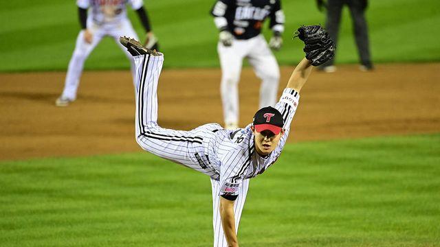 LG '2023 우승 굿즈' 김영우가 2025 우승 반지를, '후계자 탄생'까지 예고했다…