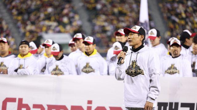 ‘재계약 합의’ 3년 계약에 2회 우승…LG 염경엽 감독, 사실상 사령탑 최고 대우 예약