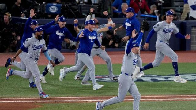 '야마모토 역투' 다저스, 연장 끝에 토론토에 5-4 역전승…창단 첫 WS 2연패