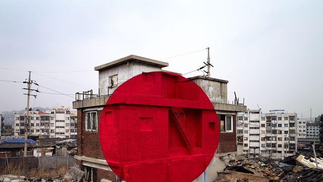 철거 앞둔 낡은 집에 뜬 '붉은 태양'…조르주 루스가 본 서울