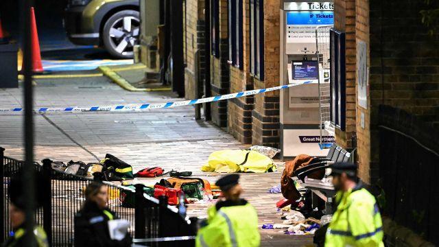 영국 경찰 “기차 흉기 난동, 테러 아냐”…용의자, 30대 영국男 체포