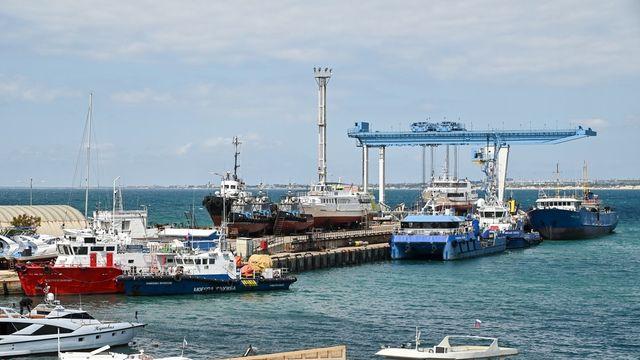 러 석유 시설에 우크라 드론 공격…유조선·외국 선박 화재(종합)