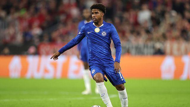 목표는 ‘중원 보강’... 맨유, ‘출전 시간 부족’ 특급 MF 원한다! “산투스의 영입을 추진하고 있어”