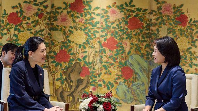 “김치찌개·잡채 K푸드 인기” 언급에 책 ‘밥을 지어요’ 건넨 金여사