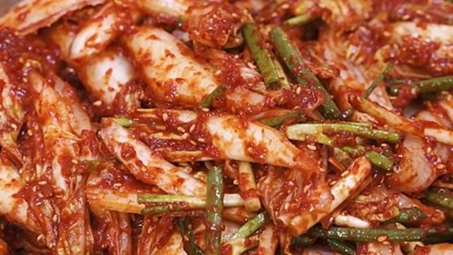 계절을 타지 않는 반찬은 바로 '배추겉절이', 숨 죽지 않게 하는 법