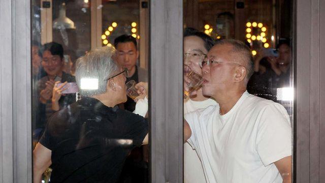 러브샷 제안하고 막내 자처하고... 정의선 인간적 매력 빛난 '깐부 회동'