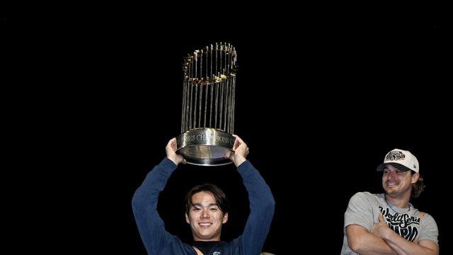 야마모토, 우승 트로피 들고 LA 금의환향...4일 우승 퍼레이드