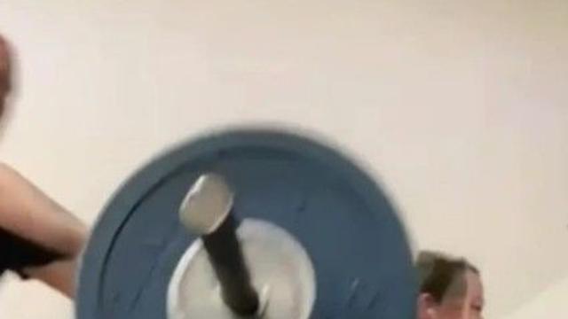 120㎏ 바벨 스쿼트 하다 발목 골절된 英여성…