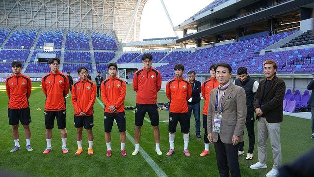 강원FC 구단주 김진태 도지사, 日 원정경기 현장서 선수단 격려(종합)