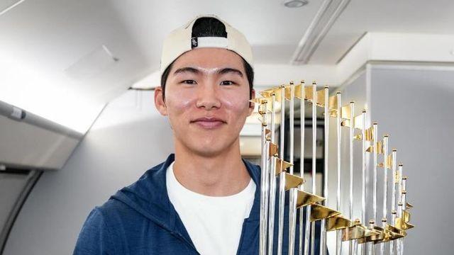 다저스 김혜성, 우승 트로피 안고 미소…6일 귀국(종합)
