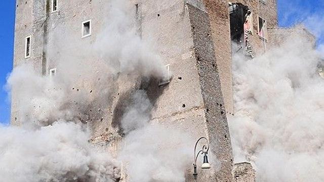 복원 공사중인 로마 중세탑 일부 붕괴