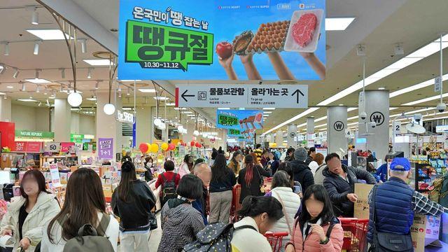 롯데마트·슈퍼 '땡큐절' 이어간다…냉장 연어 전 품목 '반값'