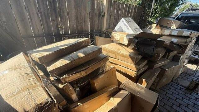 택배 상자 열어보고 비명…사람 팔·손가락 나왔다