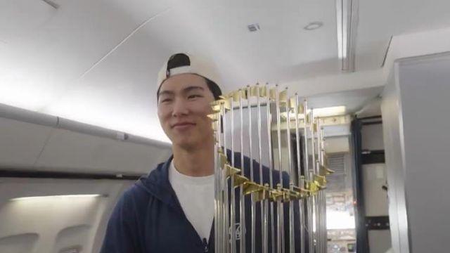 다저스 김혜성, 우승 트로피 안고 미소…4일 카퍼레이드 참가