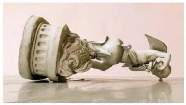 미술관 전시품을 멋대로 만지는 사람들 