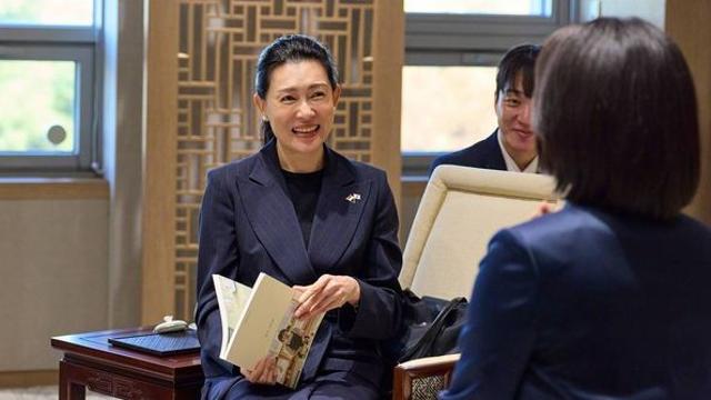 ‘역주행’ 바로 그 책...김혜경 여사, 싱가포르 총리 부인에 즉석으로 건넨 ‘이 책’ 정체