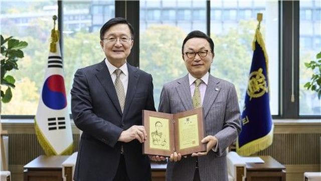 26년간 53억 쾌척한 박현주 회장, 서울대 감사패 수상