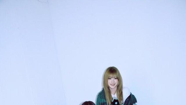 리센느, 신보 ‘lip bomb’ 첫 콘셉트 공개…'화면 뚫는 베리 향' 러블리 키치 