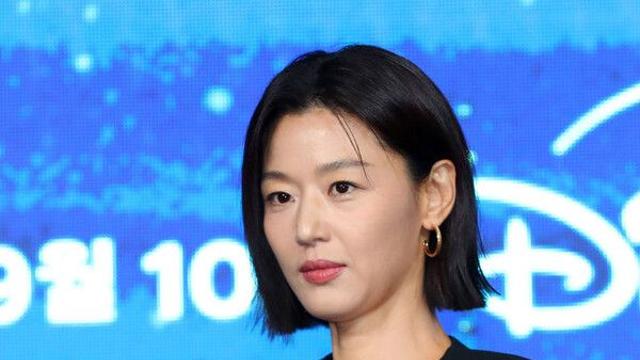 전지현, 이병헌과 부부 호흡 불발…'코리언즈' 하차