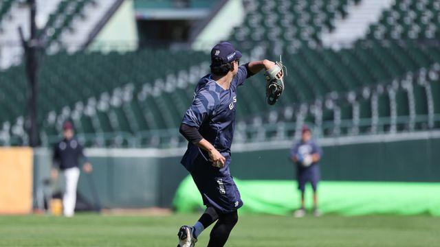 '이대호 후계자' 돌아온다...외야수 소화한 롯데 손호영, 유틸리티 플레이어 도전 [IS 피플]