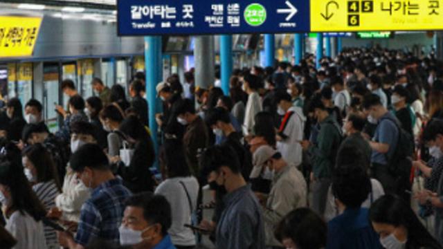 지하철 1호선 서울역 무정차 통과 중...장애인단체 시위 여파