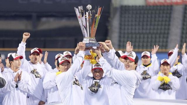 LGU+, LG트윈스 한국시리즈 우승 기념 '통합 우승 모자' 경품