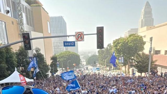 '당당한 WS 우승멤버' 김혜성! 야마모토-오타니와 카 퍼레이드 만끽…수많은 인파에 