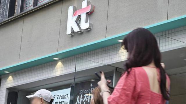 해킹 사태에 KT ‘전 고객 유심 교체’…김영섭 대표, 연임 포기