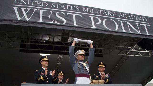 미국 육군사관학교 졸업식의 오래된 전통